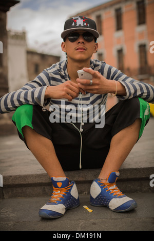 Les jeunes avec un téléphone mobile à Quito, Équateur. Banque D'Images