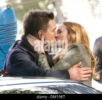 Billy Baldwin et Kaylee Reporter sur film kiss jeu de Gossip Girl sur Upper East Side New York City USA - 10.09.12 Banque D'Images