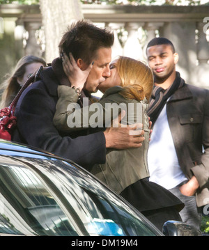Billy Baldwin et Kaylee Reporter sur film kiss jeu de Gossip Girl sur Upper East Side New York City USA - 10.09.12 Banque D'Images