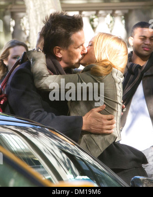 Billy Baldwin et Kaylee Reporter sur film kiss jeu de Gossip Girl sur Upper East Side New York City USA - 10.09.12 Banque D'Images