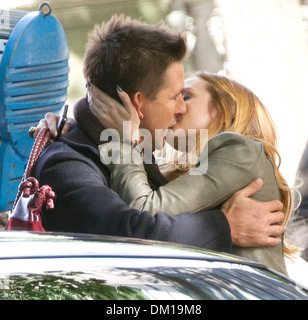 Billy Baldwin et Kaylee Reporter sur film kiss jeu de Gossip Girl sur Upper East Side New York City USA - 10.09.12 Banque D'Images