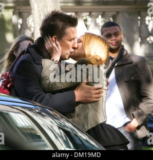Billy Baldwin et Kaylee Reporter sur film kiss jeu de Gossip Girl sur Upper East Side New York City USA - 10.09.12 Banque D'Images