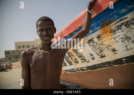 Pêcheur dans Yaf village de pêcheurs - Dakar, Sénégal. Banque D'Images