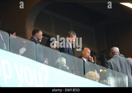 Soweto, Afrique du Sud. Dec 10, 2013. Le président des États-Unis Barack Obama et Kgalema Motlhante pendant le service commémoratif pour l'ancien Président sud-africain Nelson Mandela à la FNB Stadium le 10 décembre 2013 à Soweto, Afrique du Sud. Plus de 60 chefs d'État ont voyagé en Afrique du Sud pour assister à une semaine d'événements commémorant la vie de l'ancien Président sud-africain Nelson Mandela. M. Mandela est décédé dans la soirée du 5 décembre 2013 à son domicile de Houghton à l'âge de 95 ans. Credit : Gallo images/Alamy Live News Banque D'Images