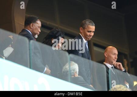 Soweto, Afrique du Sud. Dec 10, 2013. Le président des États-Unis Barack Obama et Kgalema Motlhante pendant le service commémoratif pour l'ancien Président sud-africain Nelson Mandela à la FNB Stadium le 10 décembre 2013 à Soweto, Afrique du Sud. Plus de 60 chefs d'État ont voyagé en Afrique du Sud pour assister à une semaine d'événements commémorant la vie de l'ancien Président sud-africain Nelson Mandela. M. Mandela est décédé dans la soirée du 5 décembre 2013 à son domicile de Houghton à l'âge de 95 ans. Credit : Gallo images/Alamy Live News Banque D'Images