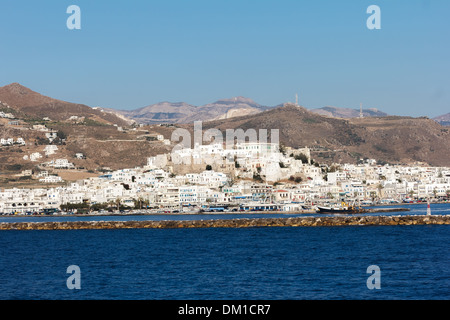 L'île de Naxos en Grèce avec de petits bateaux en face Banque D'Images