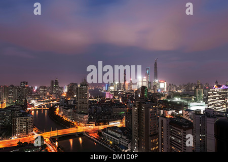 Cityscape, panorama, Pudong, Shanghai, Chine, le soir Banque D'Images