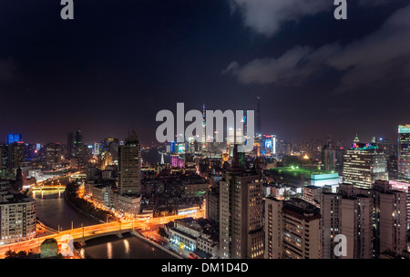 Cityscape, panorama, Pudong, Shanghai, Chine, le soir Banque D'Images