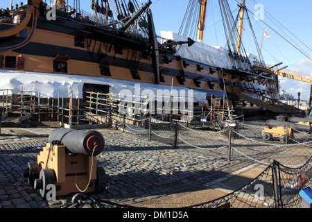 Les touristes se rendant sur le HMS Victory qui était l'Amiral Lord Nelsons flagship Banque D'Images