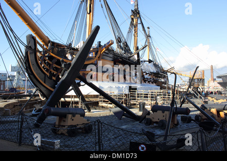 Les touristes se rendant sur le HMS Victory qui était l'Amiral Lord Nelsons flagship Banque D'Images