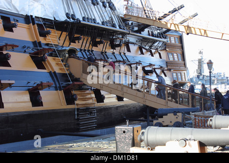 Les touristes se rendant sur le HMS Victory qui était l'Amiral Lord Nelsons flagship Banque D'Images