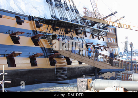 Les touristes se rendant sur le HMS Victory qui était l'Amiral Lord Nelsons flagship Banque D'Images