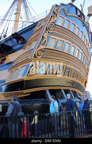 Les touristes se rendant sur le HMS Victory qui était l'Amiral Lord Nelsons flagship Banque D'Images