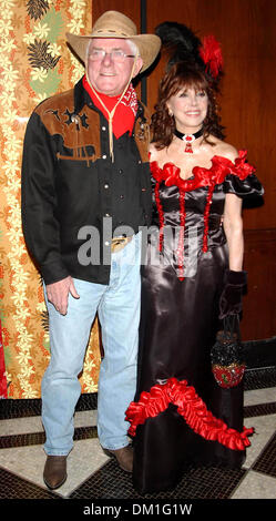 23 mars 2002 - New York, NEW YORK - BETTE MIDLER EST HULAWEEN LA CÉLÉBRATION DU 60E ANNIVERSAIRE DE BETTE ET LE 10E ANNIVERSAIRE DU NEW YORK RESTORATION PROJECT (NYRP) A EU LIEU À L'hôtel Waldorf LE 31 OCTOBRE 2005 À NEW YORK New York, NEW YORK ANDREA RENAULT, K45738AR(Image Crédit : © Globe Photos/ZUMAPRESS.com) Banque D'Images