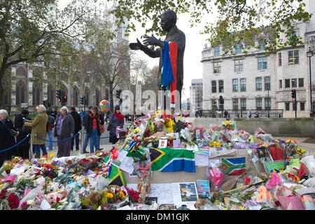 London, UK 10 décembre 2013. Hommages sont payés à Nelson Mandela où sa statue est situé sur la place du Parlement, Londres, Royaume-Uni Crédit : Jeff Gilbert/Alamy Live News Banque D'Images