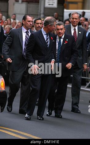 17 septembre 2002 - New York, NEW YORK - LE PRINCE CHARLES ET CAMILLA ( SAR LE PRINCE DE GALLES ET SON ALTESSE ROYALE LA duchesse de Cornouailles ) CONSACRER PIERRE POUR BRITISH MEMORIAL GARDEN À HANOVER SQUARE LE 1 NOVEMBRE 2005 À NEW YORK New York, NEW YORK ANDREA RENAULT, K45747WTO AR.LE PRINCE CHARLES.GEORGE PATAKI(Image Crédit : © Globe Photos/ZUMAPRESS.com) Banque D'Images
