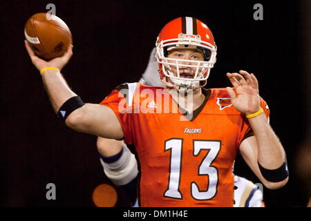 Bowling Green quarterback Tyler Sheehan (13) recherche un récepteur ouvert pendant l'action de jeu. Bowling Green défait Akron 36-20 au stade Doyt L. à Perry sur le campus de l'Université d'État de Bowling Green de Bowling Green, Ohio. (Crédit Image : © Scott Grau/ZUMApress.com) Southcreek/mondial Banque D'Images