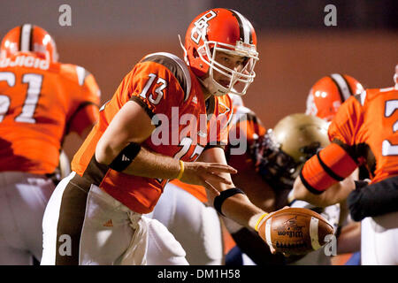 Bowling Green quarterback Tyler Sheehan (13) au cours de l'action de jeu. Sheehan a terminé 23-D-32 passe pour 338 yards dont deux touchés. Bowling Green défait Akron 36-20 au stade Doyt L. à Perry sur le campus de l'Université d'État de Bowling Green de Bowling Green, Ohio. (Crédit Image : © Scott Grau/ZUMApress.com) Southcreek/mondial Banque D'Images