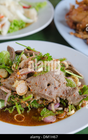 Tranches de foie, salade épicée est une nourriture thaïe Banque D'Images