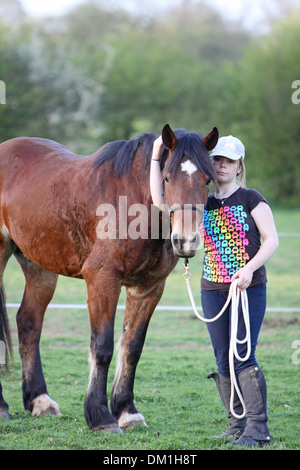 Adolescente avec une baie Welsh Cob Banque D'Images