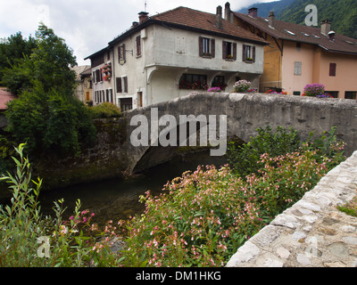 Vieux pont de pierre et maisons au bord de la rivière, à Thones Haute-Savoie France Banque D'Images