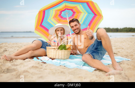 Smiling couple le soleil sur la plage Banque D'Images