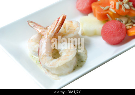 Salade d'été avec des crevettes et fruits mélangés Banque D'Images