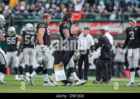 L'entraîneur-chef Tom Raiders d'Oakland au cours du jeu d'action à l'Oakland Coliseum, également connu sous le nom de ''trou noir'' à Oakland, Claif. le dimanche. L'Oakland Raiders défait les Bangles Cincinnati 20-17. (Crédit Image : © Konsta Goumenidis ZUMApress.com)/global/Southcreek Banque D'Images