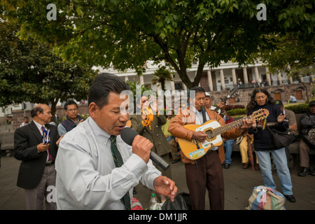 Chanteur de rue et des musiciens d'une église locale effectuer à Quito, Équateur. Banque D'Images