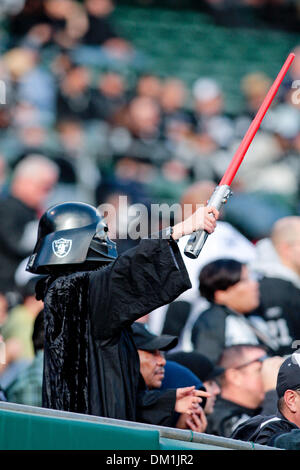 Un ventilateur Raiders habillé en ''Darth Vador'' au cours d'action de jeu à la Oakland Coliseum, également connu sous le nom de ''trou noir'' à Oakland, Claif. le dimanche. L'Oakland Raiders défait les Bengals de Cincinnati 20-17. (Crédit Image : © Konsta Goumenidis ZUMApress.com)/global/Southcreek Banque D'Images