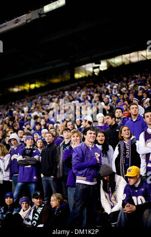 28 novembre 2009 - Seattle, Washington, États-Unis - 28 novembre 2009 : Fans réagissent à une rediffusion sur grand écran pendant le jeu entre l'État de Washington et les Washington Huskies Cougars joué au stade Husky à Seattle, Washington. (Crédit Image : © Andrew Fredrickson/ZUMApress.com) Southcreek/mondial Banque D'Images