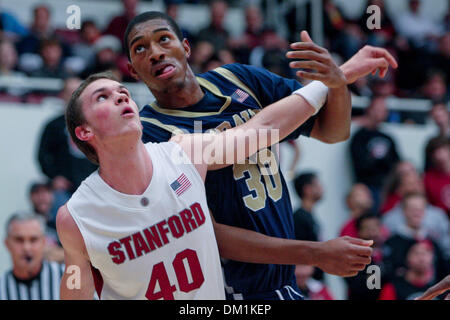 L'avant de deuxième année Bullockn Stanford Elliott (40) de Salt Lake City, UT à l'UC Davis avant Jelani Floyd (30) au cours de l'action de jeu au Pavillon des érables, à Stanford, Californie le dimanche 13 Décembre, 2009. UC Davis Aggies a perdu contre le Stanford Cardinaux 85 à 69. (Crédit Image : © Konsta Goumenidis ZUMApress.com)/global/Southcreek Banque D'Images