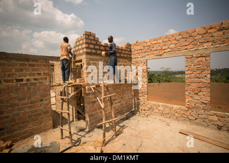 Les travailleurs de la construction La construction d'un nouvel entrepôt à la périphérie de Kampala, Ouganda, Afrique de l'Est. Banque D'Images