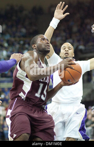 Le 22 décembre 2009 - Seattle, Washington, USA - 22 décembre 2009 : Texas A&M guard Donald Sloan (15) au cours de l'action de jeu dans la première moitié. Les Huskies de Washington le sentier de la Texas A&M Aggies 30 - 32 à la mi-temps qui s'est tenue à La Banque d'Amérique Arena à Seattle, Washington. (Crédit Image : © Andrew Fredrickson/ZUMApress.com) Southcreek/mondial Banque D'Images