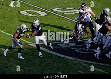 Des Raiders d'Oakland JaMarcus Russell (2) part de la boule pour des Raiders d'Oakland Michael Bush (29) au cours de l'action de jeu à la Oakland Coliseum, également connu sous le nom de ''trou noir'' à Oakland, Claif. Le dimanche, 3 janvier 2010. L'Oakland Raiders perdu pour le Baltimore Ravens 21-13. (Crédit Image : © Konsta Goumenidis ZUMApress.com)/global/Southcreek Banque D'Images