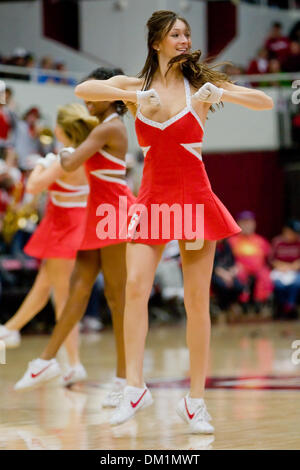 Au cours de l'action jeu cheerleaders Stanford Maples à Stanford (Californie) Pavillon dans le Samedi, 9 janvier 2010. L'UCLA Bruins perdu contre le Stanford Cardinaux 70-59. (Crédit Image : © Konsta Goumenidis ZUMApress.com)/global/Southcreek Banque D'Images