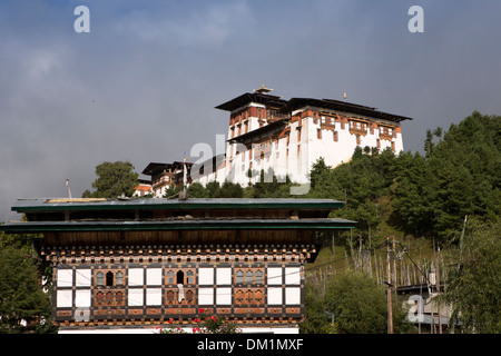 Le Bhoutan, la vallée de Bumthang, Jakar Dzong, monastère au-dessus de Chamkhar town Banque D'Images