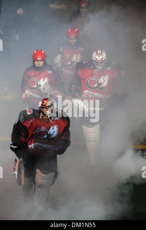 30 janvier 2010 - Denver, Colorado, États-Unis - 30 janvier 2010 : le gardien Andrew Leyshon ouvre la voie que le Mammouth entrer avant un match de la Ligue nationale de crosse entre les Washington Stealth et Colorado Mammoth joué au Pepsi Center de Denver, Colorado..Crédit obligatoire : Andrew Fielding / Southcreek Global (Image Crédit : © Andrew Fielding/ZUMApress.com) Southcreek/mondial Banque D'Images