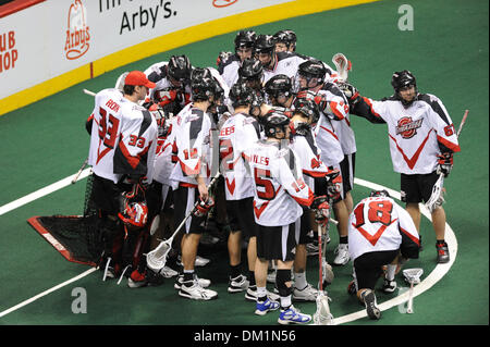 30 janvier 2010 - Denver, Colorado, États-Unis - 30 janvier 2010 : le Stealth huddle avant un match de la Ligue nationale de crosse entre les Washington Stealth et Colorado Mammoth joué au Pepsi Center de Denver, Colorado. Le Stealth a défait le mammouth 12-11..Crédit obligatoire : Andrew Fielding / Southcreek Global (Image Crédit : © Andrew Fielding/ZUMApress.com) Southcreek/mondial Banque D'Images