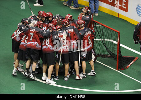 30 janvier 2010 - Denver, Colorado, États-Unis - 30 janvier 2010 : Le Mammouth huddle avant un match de la Ligue nationale de crosse entre les Washington Stealth et Colorado Mammoth joué au Pepsi Center de Denver, Colorado. Le Mammouth est tombé à la furtivité, 11-12.Crédit obligatoire : Andrew Fielding / Southcreek Global (Image Crédit : © Andrew Fielding/ZUMApress.com) Southcreek/mondial Banque D'Images