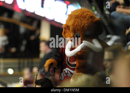 30 janvier 2010 - Denver, Colorado, États-Unis - 30 janvier 2010 : la mascotte du Colorado, laineux, dans les stands lors d'un match de la Ligue nationale de crosse entre les Washington Stealth et Colorado Mammoth joué au Pepsi Center de Denver, Colorado. Le Mammouth a perdu à la furtivité 12-11.Crédit obligatoire : Andrew Fielding / Southcreek Global (Image Crédit : © Andrew Fielding/global/Southcreek ZUMA Banque D'Images