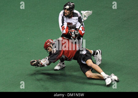 30 janvier 2010 - Denver, Colorado, États-Unis - 30 janvier 2010 : Jamie du Colorado Shewchuk (85) chefs au gazon avec la permission de Washington's Ben Hunt (12) au cours d'une ligue nationale de crosse match entre la furtivité et Washington Colorado Mammoth joué au Pepsi Center de Denver, Colorado. Le Mammouth a perdu à la furtivité 12-11.Crédit obligatoire : Andrew Fielding / Southcreek (crédit global Banque D'Images