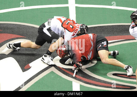 30 janvier 2010 - Denver, Colorado, États-Unis - 30 janvier 2010 : Washington's Jamison Koesterer (39) et du Colorado Brad Richardson (18) lutte pour la balle pour lancer un Programme National Lacrosse League match entre la furtivité et Washington Colorado Mammoth joué au Pepsi Center de Denver, Colorado..Crédit obligatoire : Andrew Fielding / Southcreek Global (Image Crédit : © Andrew Fielding/Southc Banque D'Images