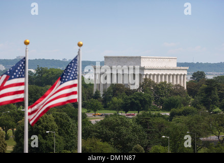 Le Lincoln Memorial et drapeaux américains vu depuis le Kennedy Center for the Performing Arts. Banque D'Images