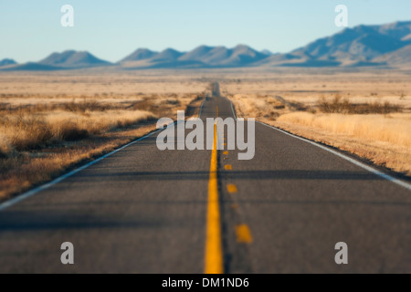 Une longue route à travers le désert de l'Arizona au coucher du soleil Banque D'Images