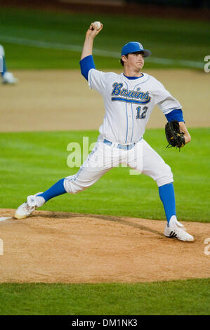 Le 26 février 2010 - Los Angeles, Californie, États-Unis - 26 Février 2010 : Gerrit Cole (12) emplacements dans la première manche. Le Vanderbilt Commodores perdu à l'UCLA Bruins par un score de 9-2 dans le cadre de l'Inauguration au Champ classique Dodgertown Steele à Jackie Robinson Stadium à Los Angeles, en Californie..Crédit obligatoire : Andrew Fielding / Southcreek Global (Image Crédit : © Andrew Fielding/S Banque D'Images