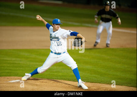 Le 26 février 2010 - Los Angeles, Californie, États-Unis - 26 Février 2010 : Gerrit Cole (12) emplacements dans la première manche avec un coureur en première. Le Vanderbilt Commodores perdu à l'UCLA Bruins par un score de 9-2 dans le cadre de l'Inauguration au Champ classique Dodgertown Steele à Jackie Robinson Stadium à Los Angeles, en Californie..Crédit obligatoire : Andrew Fielding / Southcreek Ima (crédit global Banque D'Images
