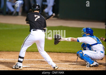 Le 26 février 2010 - Los Angeles, Californie, États-Unis - 26 Février 2010 : Vanderbilt's Joe Loftus (7) montres un lancer de l'UCLA's Gerrit Cole fly par dans aux gants de catcher Steve Rodriguez (3) dans la deuxième manche. Le Vanderbilt Commodores perdu à l'UCLA Bruins par un score de 9-2 dans le cadre de l'Inauguration au Champ classique Dodgertown Steele à Jackie Robinson Stadium à Los Angeles, Ca Banque D'Images