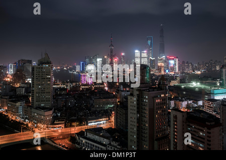 Cityscape, panorama, Pudong, Shanghai, Chine, le soir Banque D'Images