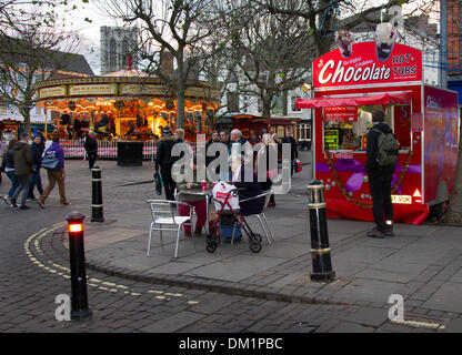 Chocolat chaud et bains bouillonnants à vendre par les commerçants de rue à York, décembre 2013. La fête de Noël Dickensienne dans la rue du Parlement. Ronds-points et manèges, magasins et clients qui apprécient le doux charme inhabituel. St Nicholas Fayre est l'un des marchés de Noël les plus populaires au Royaume-Uni, avec des milliers de visiteurs venus à York au cours de la période festive. Banque D'Images